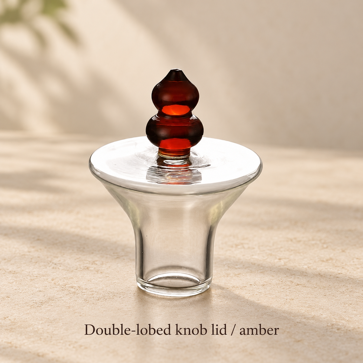 Double-lobed knob lid / amber