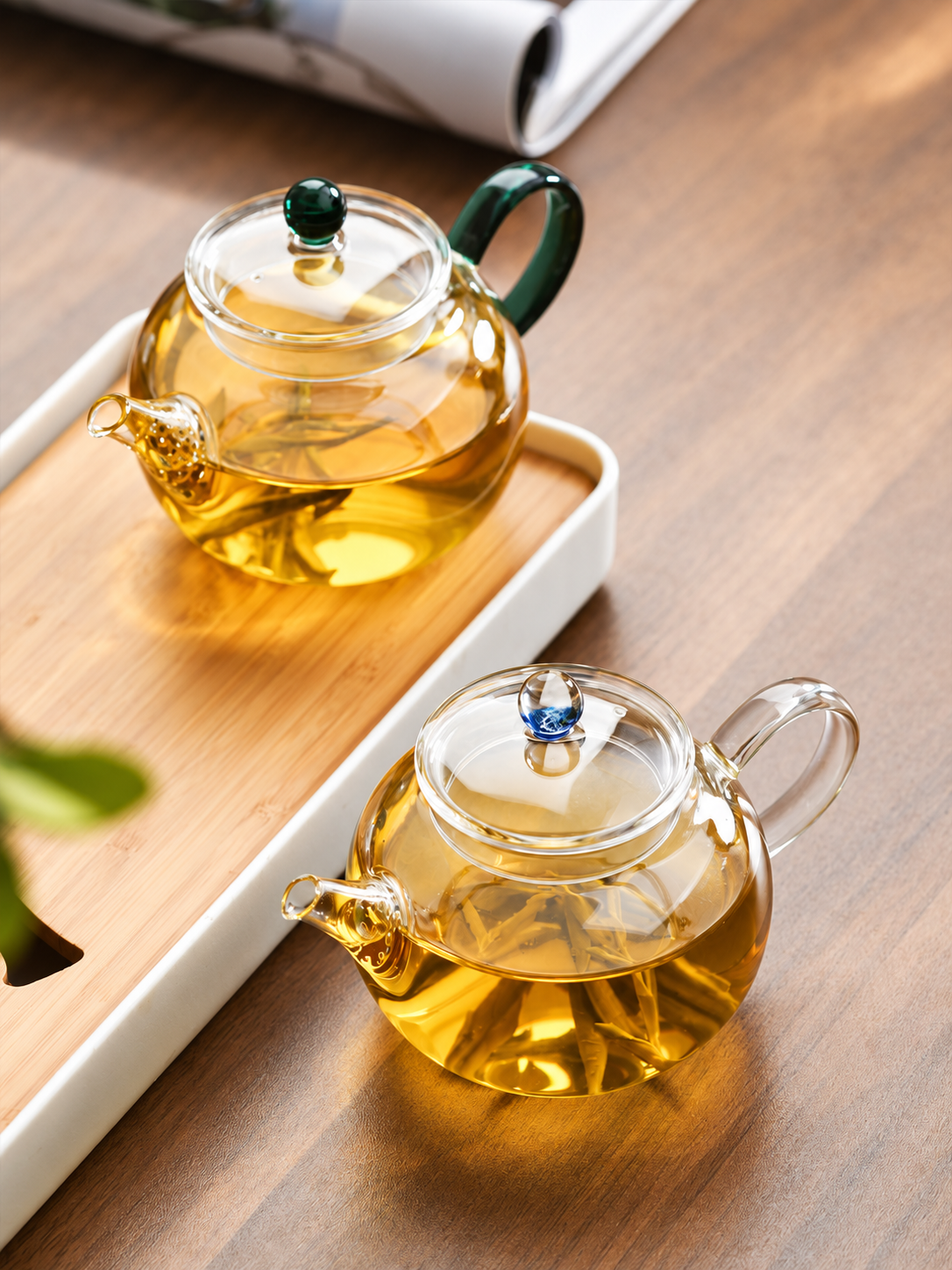 Glass Teapots with Spherical Accent Knobs — image 1