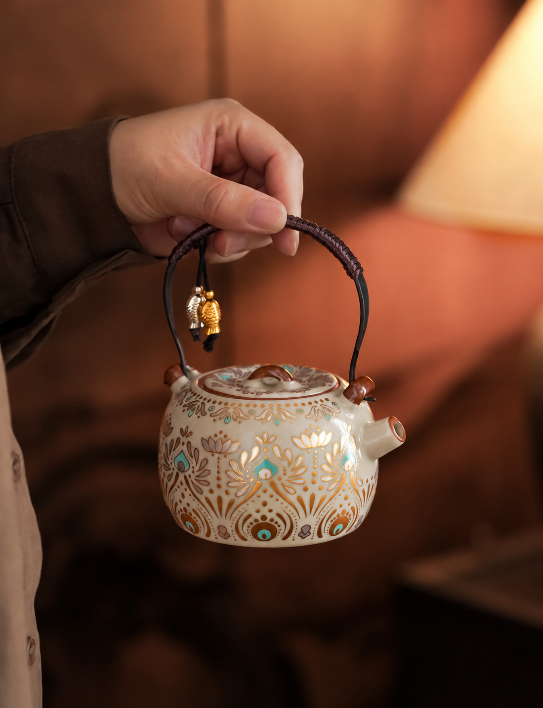 Top-handle pot detail
