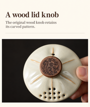 A wood lid knob