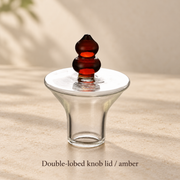 Double-lobed knob lid / amber