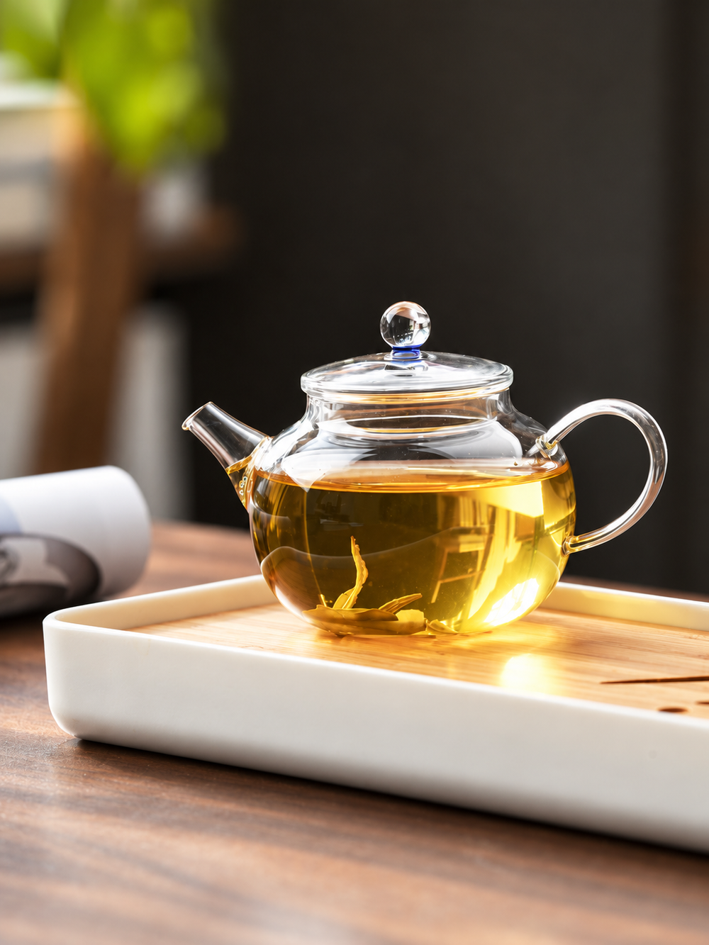Glass Teapots with Spherical Accent Knobs — image 2