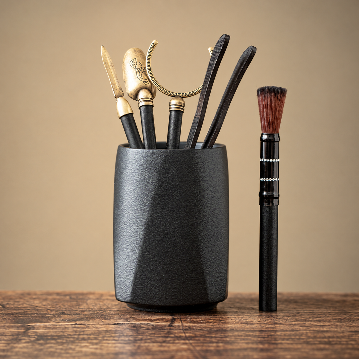 Black - Faceted Holder